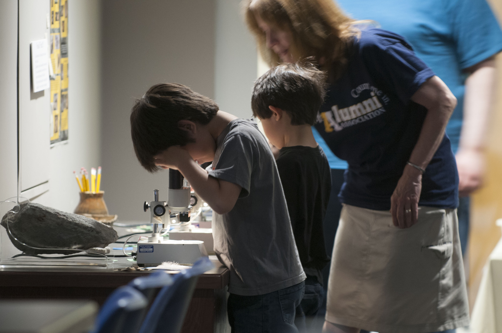 Kids looking through microscopes in the Nasr Natural Science Museum.